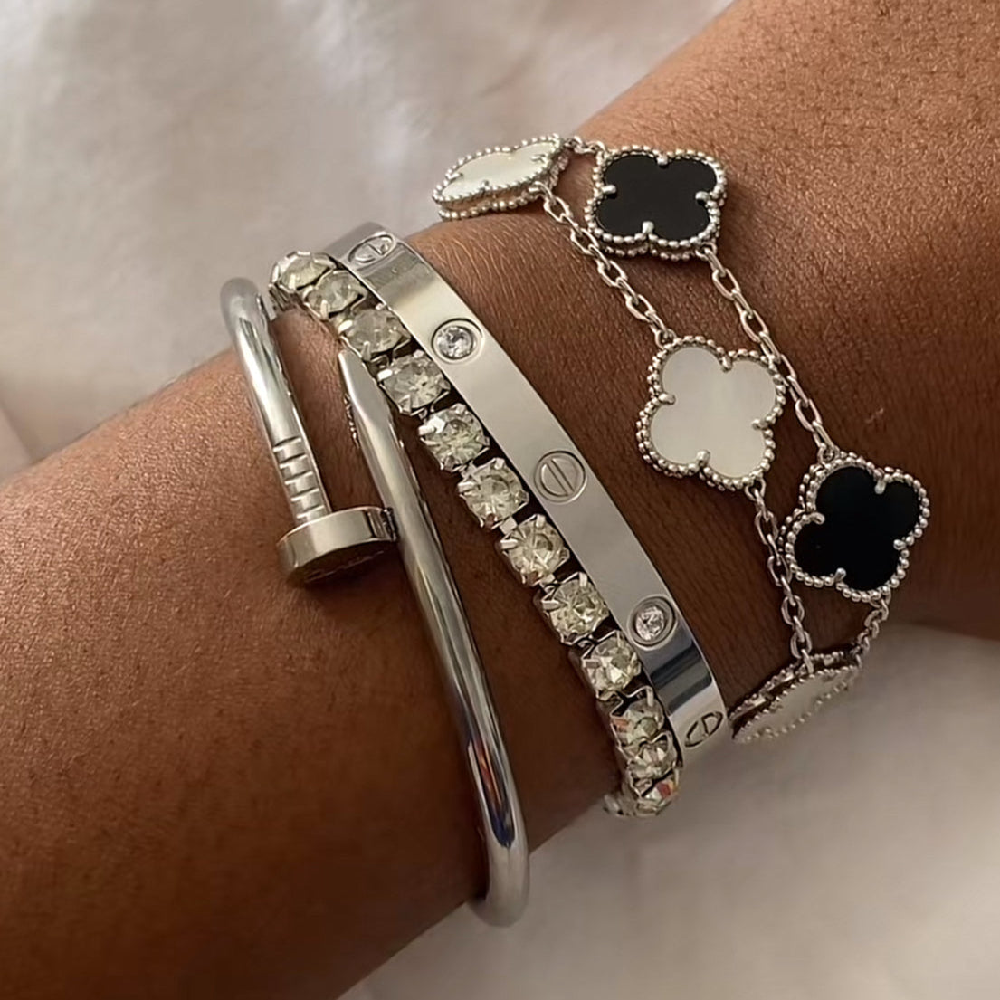 STACKED ELEGANCE | ZWART OF WITTE KLAVER